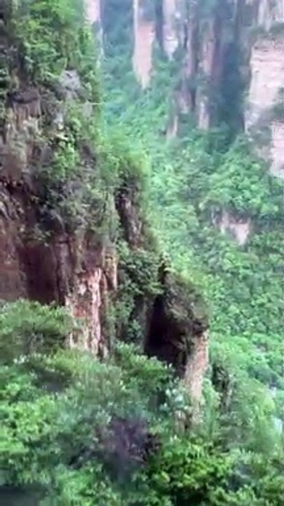 Un ascenseur en verre sur une montagne en Chine !