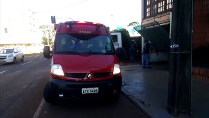 Homem é prensado contra retroescavadeira, no centro