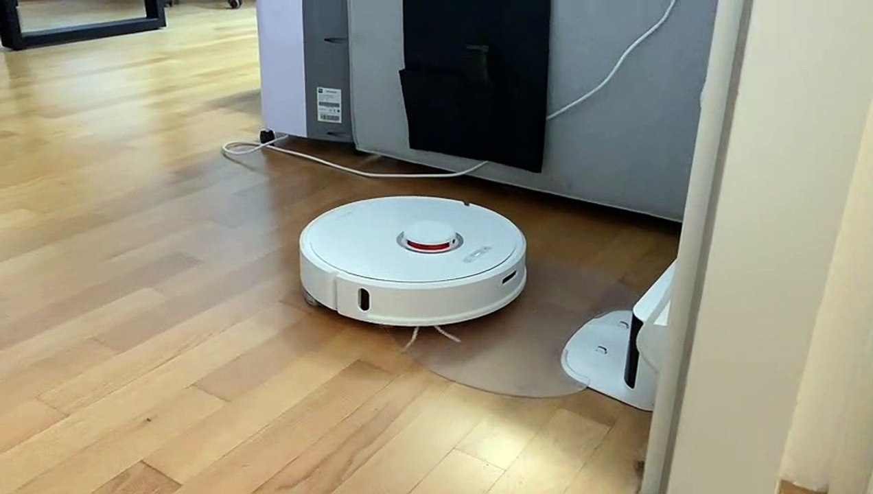 Staubsaugerroboter Roborock S6 in Aktion.