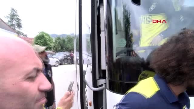 SPOR Fenerbahçeli futbolculara Cuma Namazı çıkışında yoğun ilgi