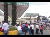 Maestros de la CNTE toman gasolineras y regalan combustible en Chiapas