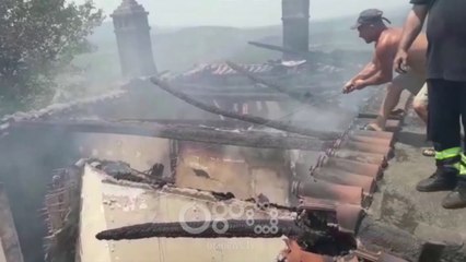 RTV Ora - Dy banesa përfshihen nga flakët në Mirditë