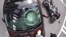 Un motard met un coup de gaz au lieu de freiner et percute une voiture