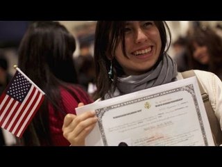 Скачать видео: Más de 800 inmigrantes recibieron ciudadanía por error