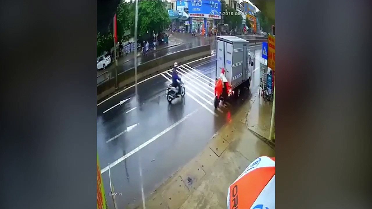 Bị xe tải lùi trúng, cô gái cố thủ trên xe đạp điện, "thi gan" với tài xế