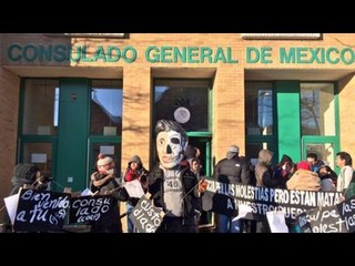 Protestantes se paran frente al consulado a gritar "Peña Cobarde"