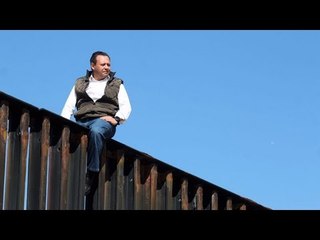 Diputado mexicano se sube a la valla fronteriza para mostrar la absurdidad de los planes de Trump
