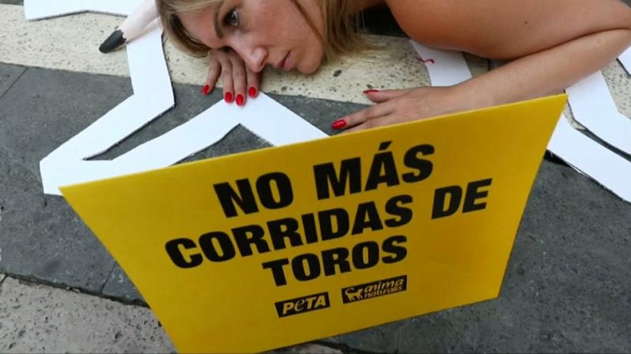 Semidesnudos para protestar contra las corridas toros