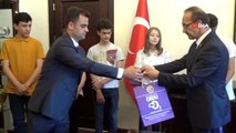 Vali Yavuz, LGS'den tam puan alan öğrencileri ödüllendirdi
