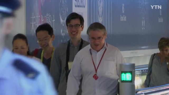 북한서 풀려난 호주 유학생 아내에게 돌아와 행복 / YTN