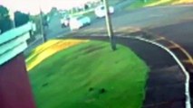 Câmera mostra Gol batendo com moto e fugindo após o acidente