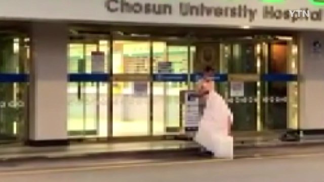 분신 시도 40대 경찰에 제압돼 병원으로 이송 / YTN