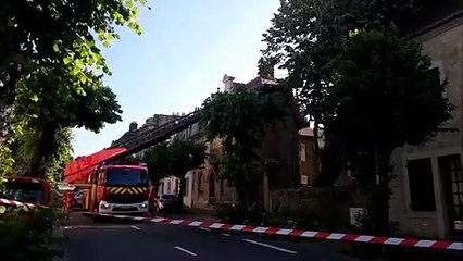 Les pompiers font tomber les branches du tilleul rue Rouget de Lisle