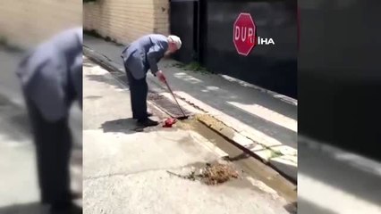 Bastonuyla tıkanan mazgalı temizleyen amcaya teşekkür ziyareti