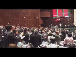 LOS TRAIDORES DEL PUEBLO CELEBRAN MANTENER FUERO PERO, SIN SABERLO, PRIAN HACE GRAN FAVOR A AMLO