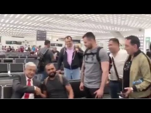 SI AMLO COBRARA POR FOTOS. ES EL ROCKSTAR DE LOS AEROPUERTOS