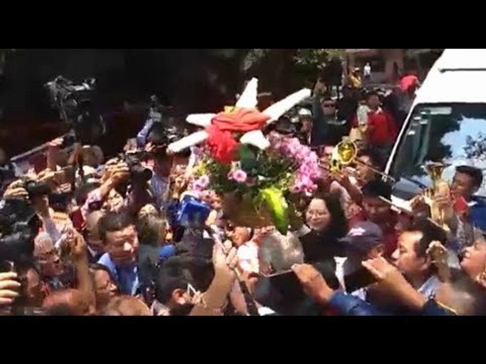 AMLO SIN SEGURIDAD, SE ABRE PASO ENTRE LOS PERIODISTAS Y SEGUIDORES