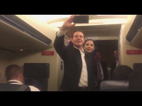 NADIE SE RÍE DE LAS PENDEJADAS DE EPN. EL PRESIDENTE DE MÉXICO DESPERTÓ A PERIODISTAS EN PLENO VUELO