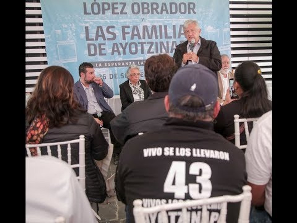 AMLO HIZO LO QUE NO HA HECHO EPN. SE REUNE CON LOS PADRES DE LOS 43 DE AYOTZINAPA