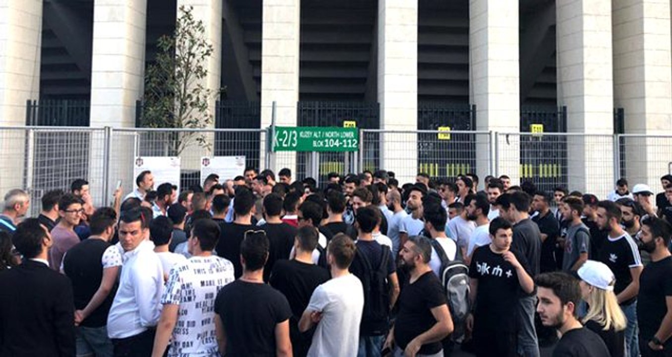 Beşiktaşlı taraftarlar, Vodafone Park önünde toplanıp yönetime tepki gösterdi