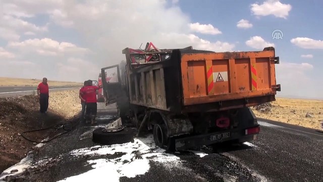 Şanlıurfa'da seyir halindeki asfalt yüklü kamyon alev aldı - ŞANLIURFA