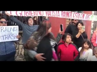 ¡EL PODER DEL PUEBLO! INTERRUMPEN A VICEGOBERNADORA EN LA VILLITA POR RACISMO DE SU JEFE