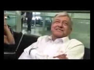 AMLO SE DECLARA EN HUELGA. EN VUELO COMERCIAL, EL PRESIDENTE DE BUEN HUMOR BROMEANDO EN AEROPUERTO