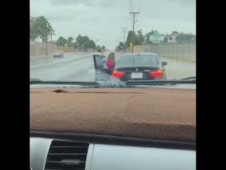 SE ROBA UN BMW Y DE CASTIGO RECIBE UNOS CINTARAZOS DE LA MAMÁ EN PLENA CALLE ¡ÁNDELE CABRÓN!