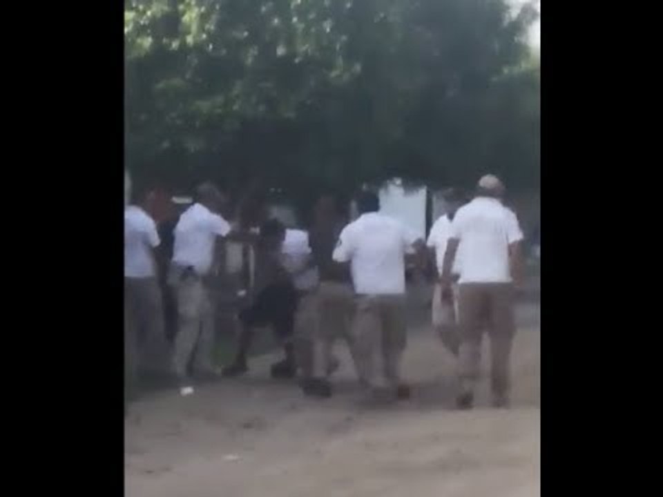 LA MIGRA MEXICANA GOLPEA A MIGRANTE CENTROAMERICANO ¡NO TIENEN MADRE!