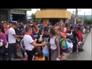 VIDEO DE REPARTO DE BILLETES A MIGRANTES. DICEN CRITICOS DE CARAVANA QUE ES MUESTRA DE MANO NEGRA