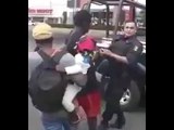 ¡NO ES LA MIGRA, ES LA POLICIA EN MÉXICO! AGENTES MADREAN A MIGRANTE POR PEDIR LIMOSNA EN LA CALLE