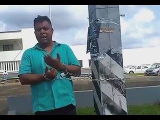 ACTIVISTA SE ENCADENA Y SE DECLARA EN HUELGA DE HAMBRE PARA EXIGIR RESPETO A DERECHOS DE MIGRANTES