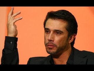 EL HONORABLE STRIPPER DE LA CÁMARA DE DIPUTADOS, SERGIO MAYER, ES BALCONEADO PENDEJEANDO A EMPLEADAS