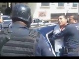 POLICÍAS PUERCOS DE MORELOS GOLPEAN Y DETIENEN A CHOFER QUE CHOCÓ CON PATRULLA