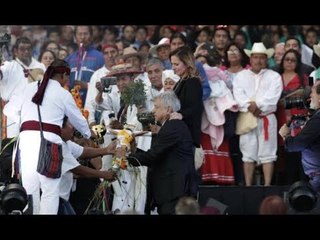 AMLO DE RODILLAS ANTE SU PUEBLO. ENTREGA DEL BASTÓN DE MANDO POR PARTE DE LOS GRUPOS INDÍGENAS