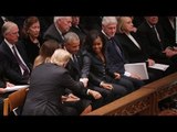 ¡TRUMP ES UN POBRE DIABLO! SALUDA A OBAMA’S EN FUNERAL DE BUSH PERO DEJA LA MANO ESTIRADA A CLINTON
