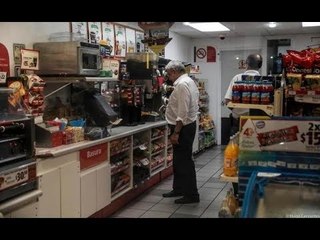 AMLO COMPRA SU CAFÉ EN UN OXXO… Y ÉL MISMO SE LO PREPARA ¡POR ESO LO ODIAN SUS ADVERSARIOS!