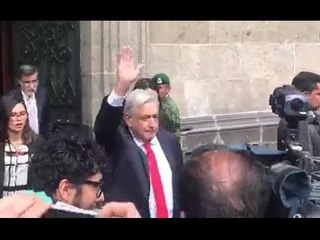OVACIONAN A AMLO A SU SALIDA DE LA SUPREMA CORTE