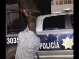 DISPARA AMETRALLADORA FRENTE A POLICIA ¡Y UN OFICIAL HASTA LO ABRAZA! ASÍ EL AÑO NUEVO EN CULIACÁN