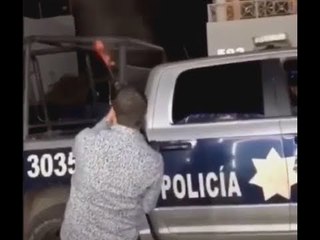 DISPARA AMETRALLADORA FRENTE A POLICIA ¡Y UN OFICIAL HASTA LO ABRAZA! ASÍ EL AÑO NUEVO EN CULIACÁN