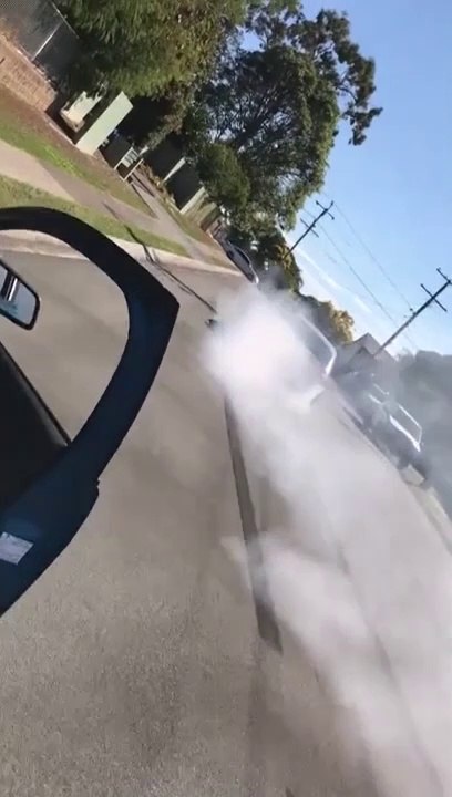 Il fait des dérapages en voiture mais le karma va le rattraper... POLICE!!!!