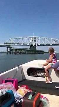 Un grand voilier passe sous un pont et se fait arracher le mât