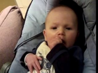 Dur dur d'attraper son pouce