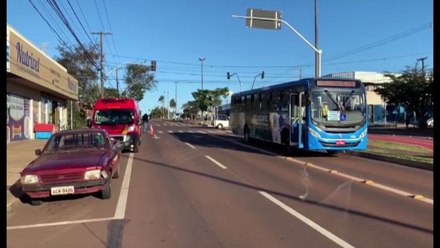 Colisão entre moto e ônibus deixa duas pessoas feridas na Av. Barão do Rio Branco