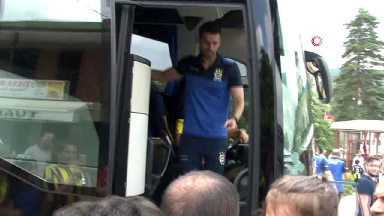 Fenerbahçeli futbolculara Cuma namazı çıkışında yoğun ilgi