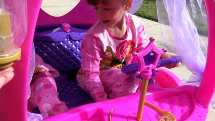 Sophia, Isabella e Alice Disney Carruagem da Princesa Cinderela Brincando na Carruagem da Princesa Cinderela