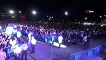 Hatay'ın İskenderun ilçesinde vatandaşlar kurtuluş günü konserinde coştular