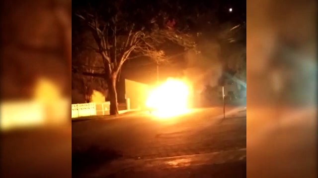 Vídeos de internautas mostram veículo em chamas no Bairro Cancelli