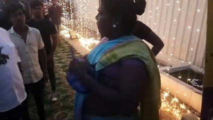 பொதுமக்களிடம் மிரட்டி பணம் பறித்த 2 திருநங்கைகள்-வீடியோ