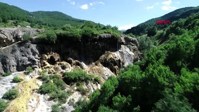 SİVAS Dipsiz Göl Şelalesi, 'gelinlik' gibi süzülen suyuyla ilgi çekiyor